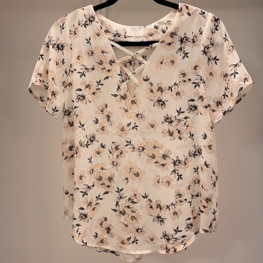 ✨3/$10✨ criss cross front floral blouse